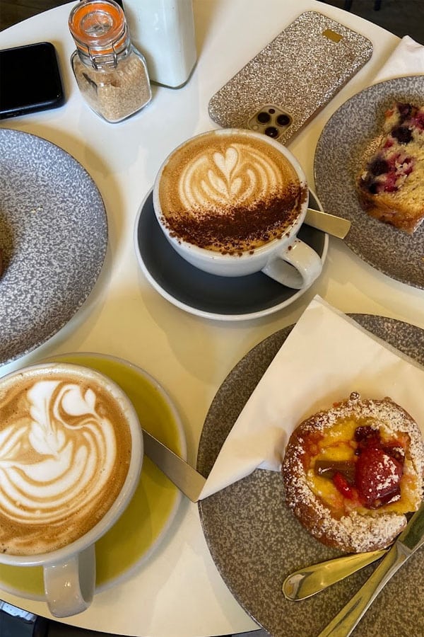 600x900 0003 Coffee shop