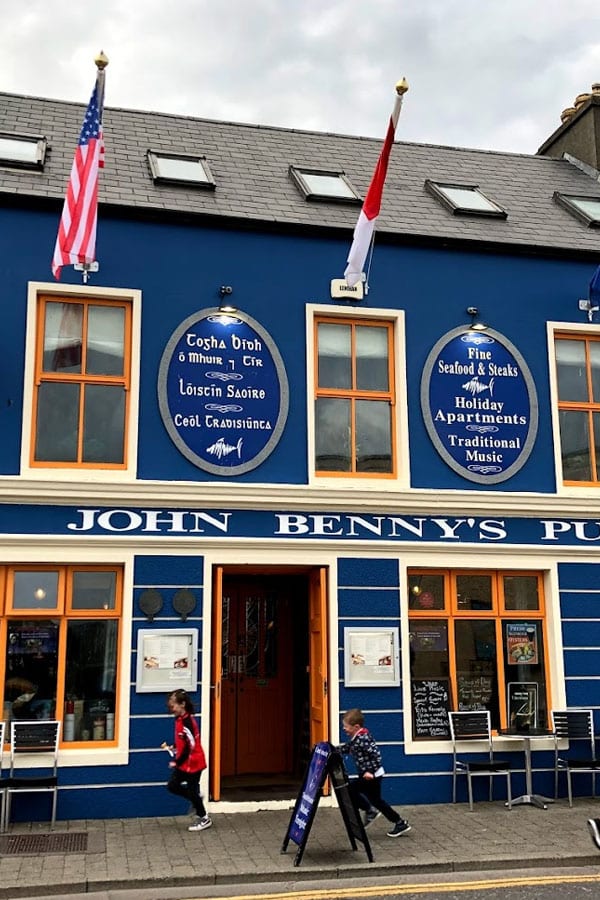 600x900 0004 Local bar