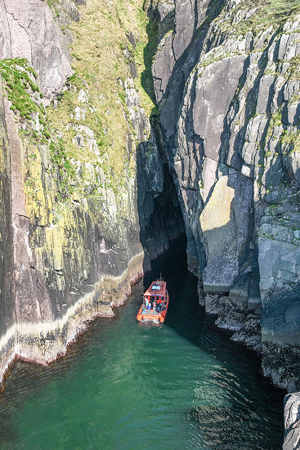 600x900 0016 Boat near cliffs