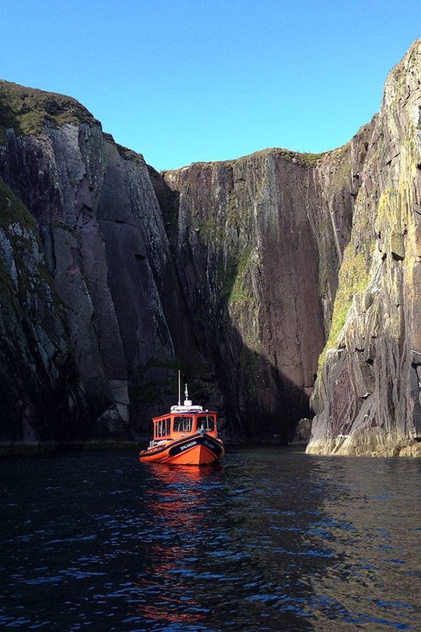 600x900 0021 Boat close to cliffs